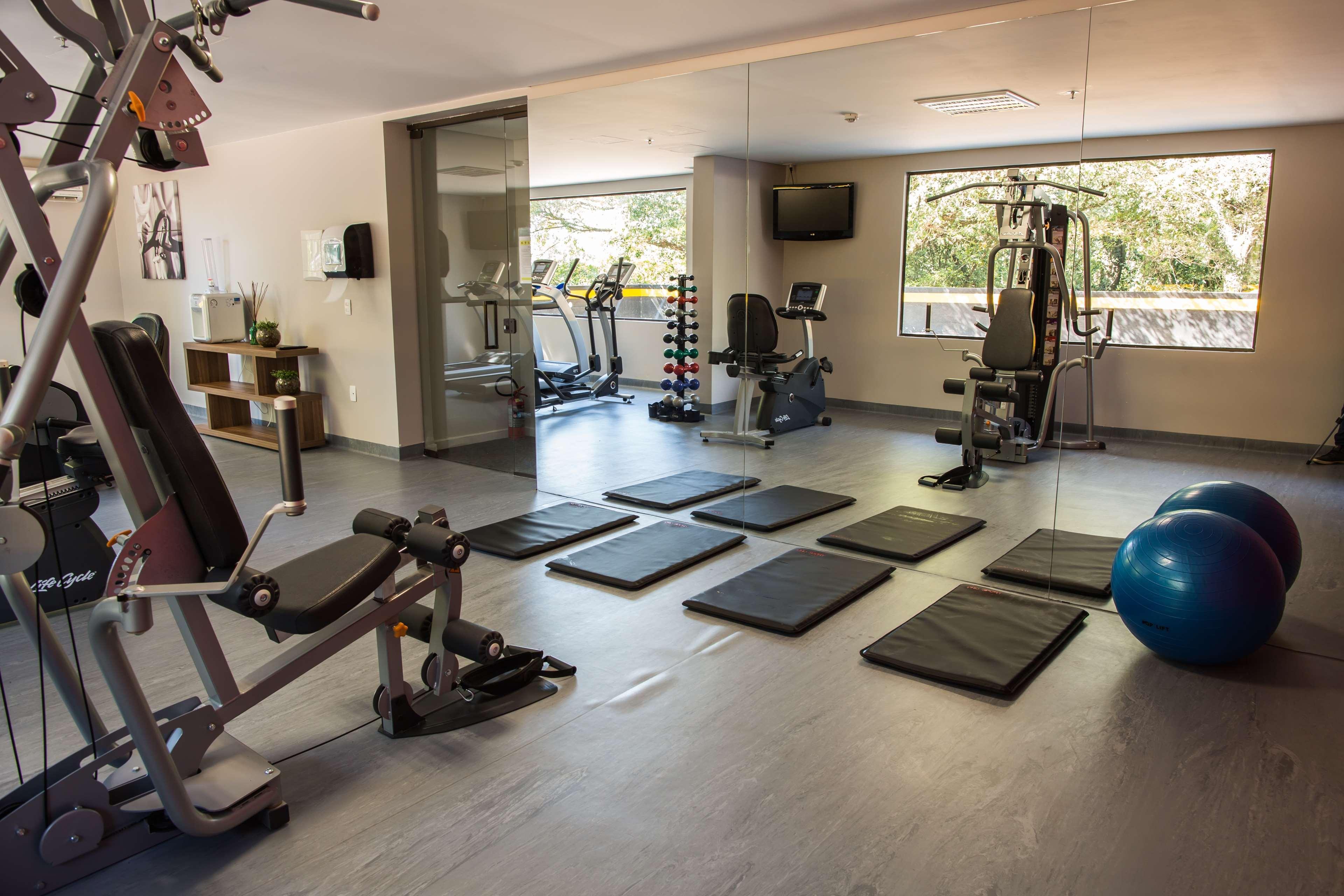 فندق راديسون بورتو أليجري بورتو أليغري المظهر الخارجي الصورة The gym at the hotel