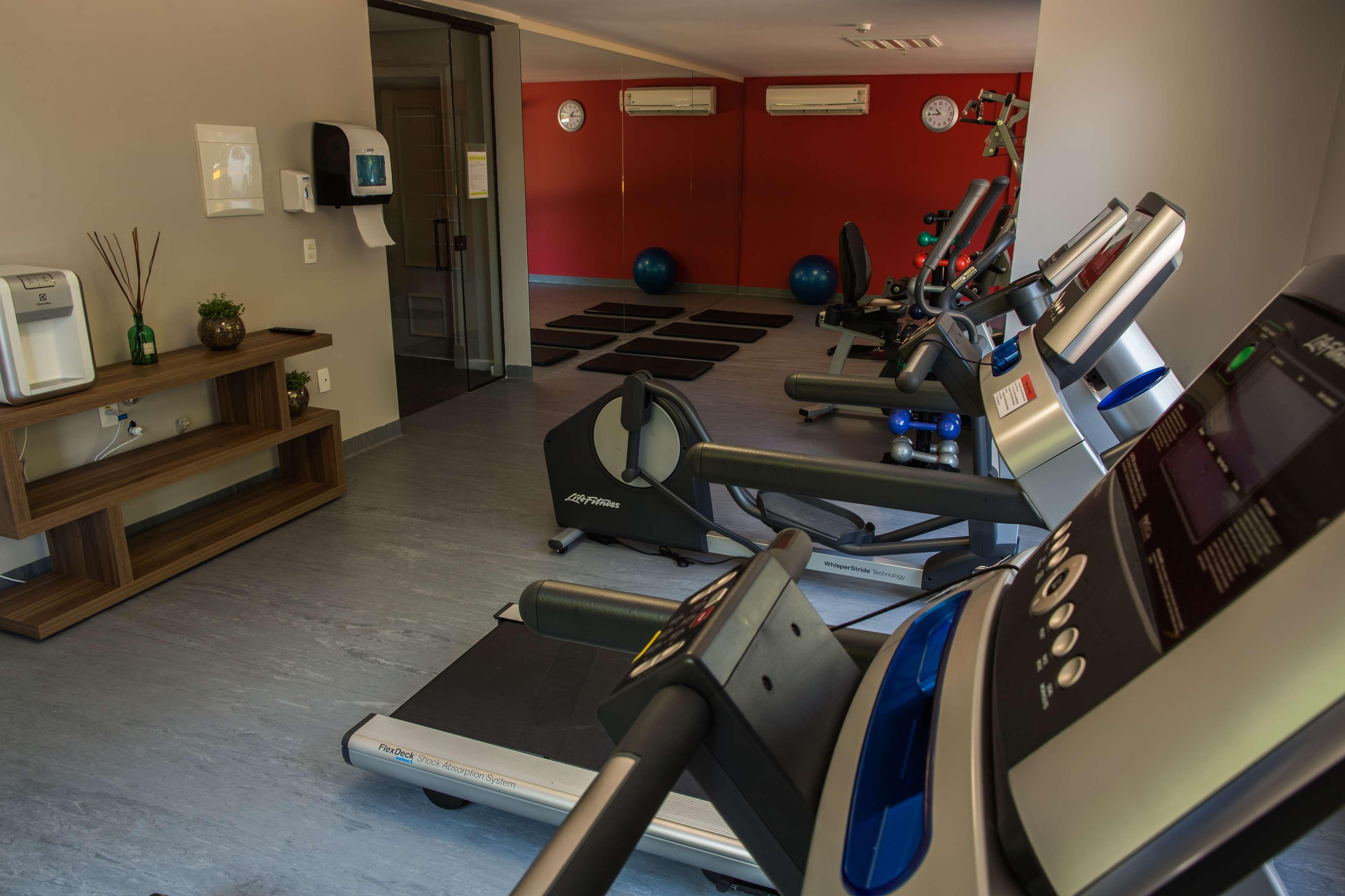 فندق راديسون بورتو أليجري بورتو أليغري المظهر الخارجي الصورة A gym in a hotel