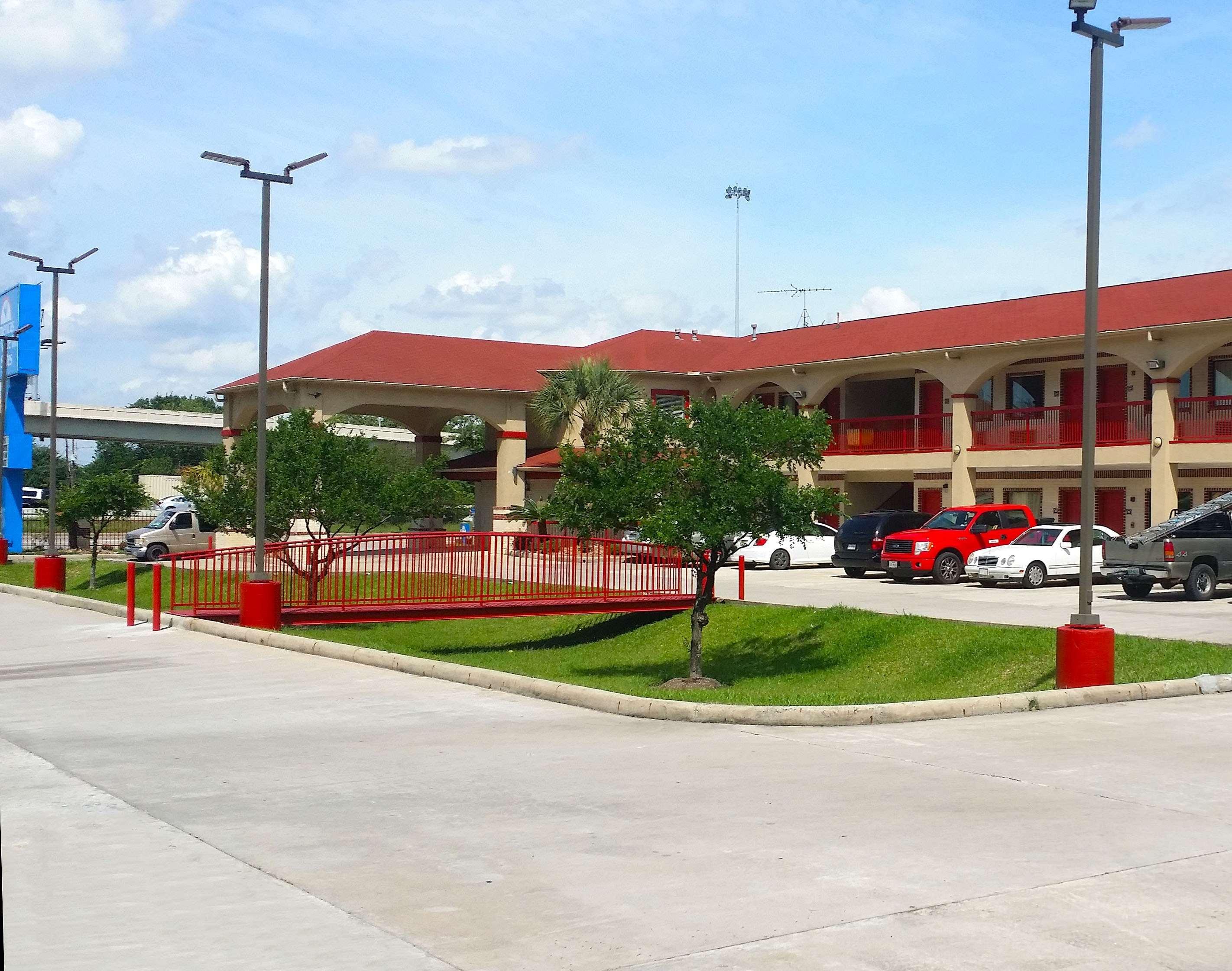 فندق راديسون بورتو أليجري بورتو أليغري المظهر الخارجي الصورة A typical Econo Lodge in Houston, Texas