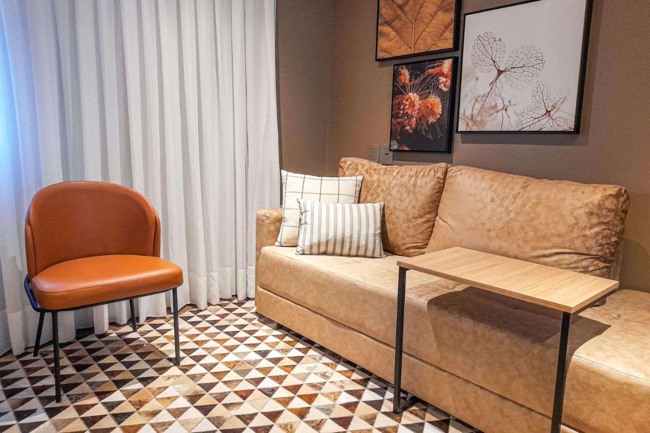 فندق راديسون بورتو أليجري بورتو أليغري المظهر الخارجي الصورة A living room in a suite at the hotel