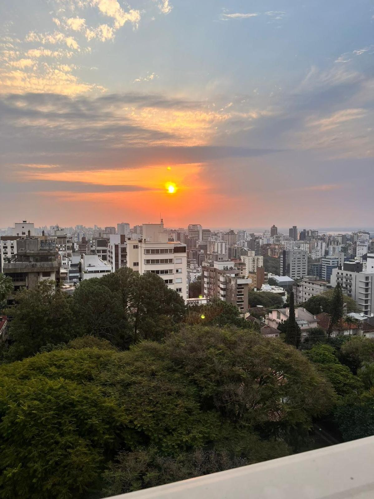 فندق راديسون بورتو أليجري بورتو أليغري المظهر الخارجي الصورة Sunset over the city