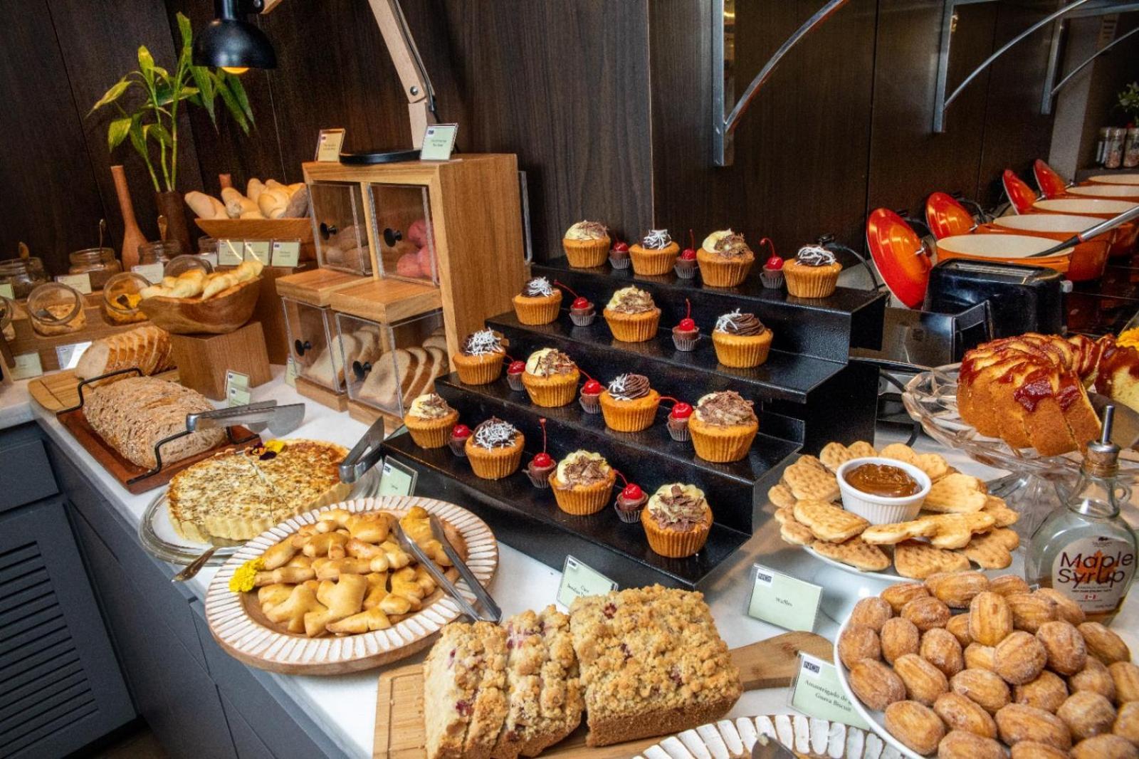 فندق راديسون بورتو أليجري بورتو أليغري المظهر الخارجي الصورة A selection of baked goods