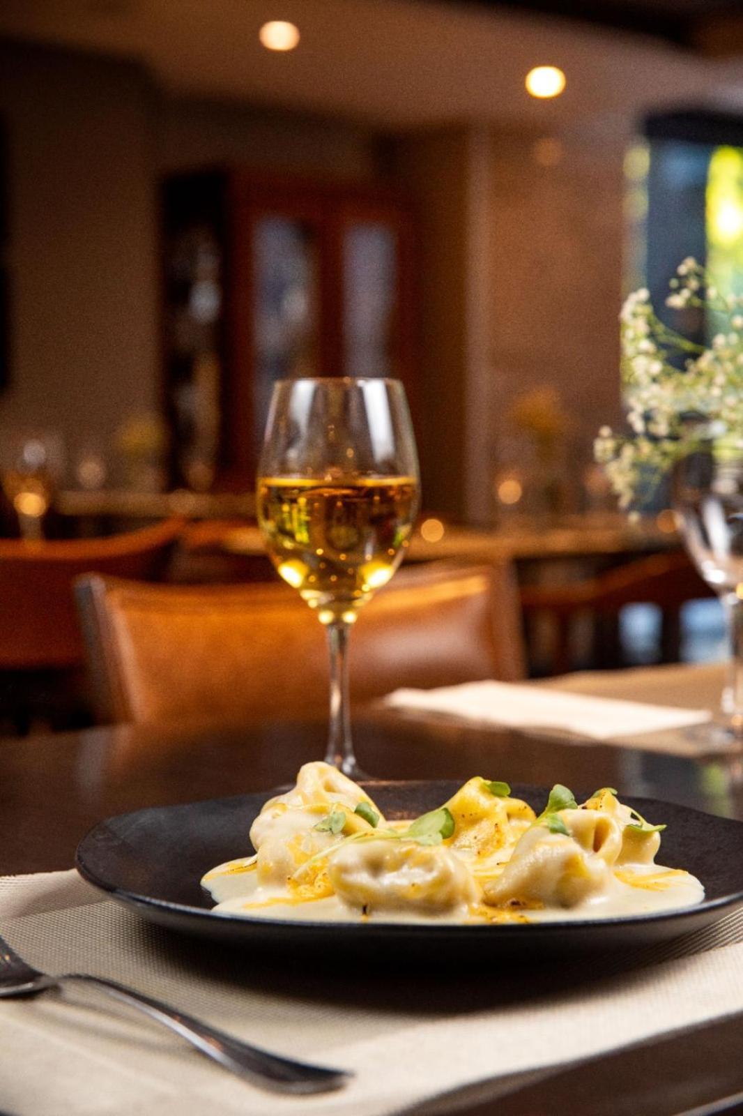 فندق راديسون بورتو أليجري بورتو أليغري المظهر الخارجي الصورة A glass of white wine