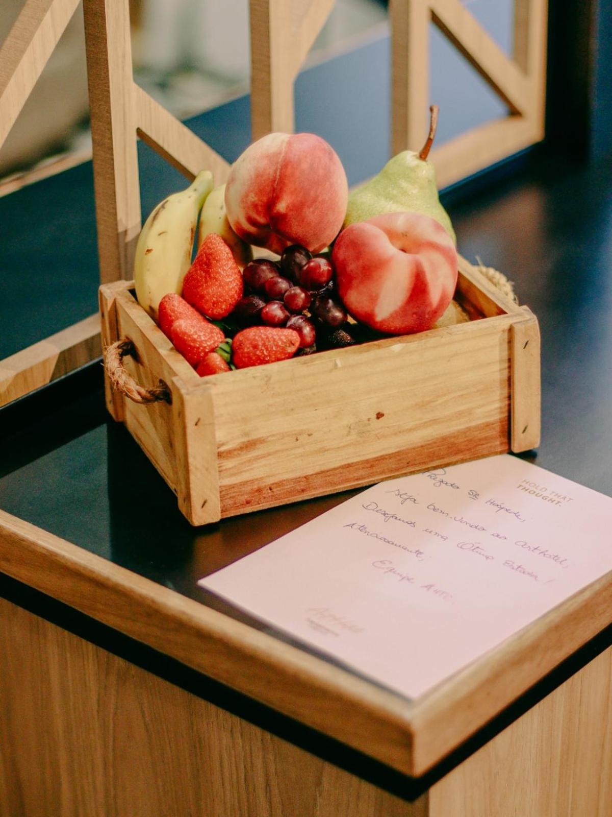فندق راديسون بورتو أليجري بورتو أليغري المظهر الخارجي الصورة Fruit and menu at a restaurant