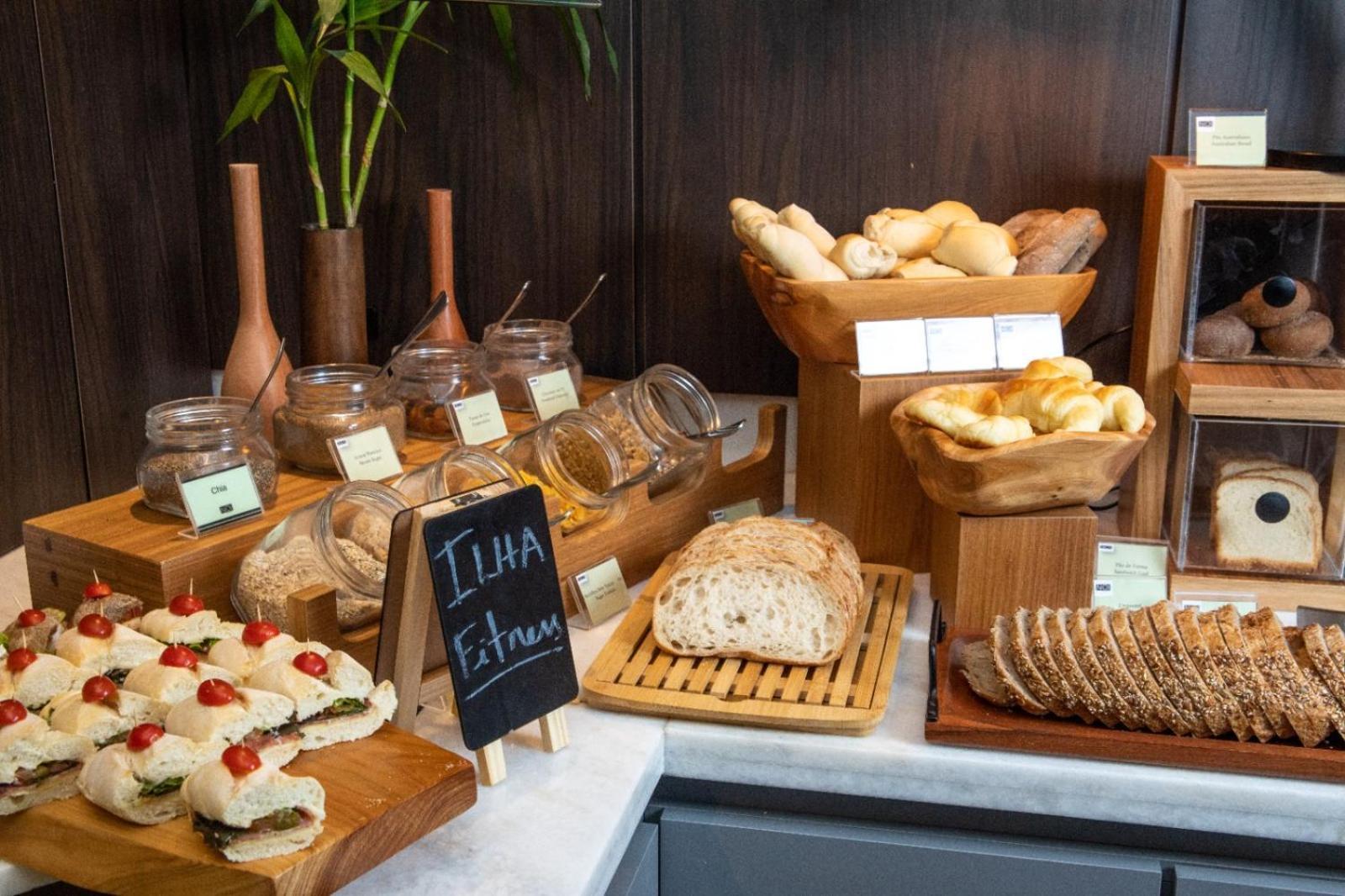 فندق راديسون بورتو أليجري بورتو أليغري المظهر الخارجي الصورة A selection of breads and pastries at a buffet